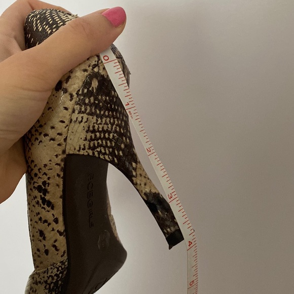 BCBG Girls Pointed Toe Python Heels Size 6.5 - Picture 10 of 10